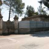 Foto 7. Non ci resta che continuare a passeggiare sul marciapiede, per ritrovare sulla sinistra una villa in evidente stato di abbandono, anche se le due colonne e il cancello bianco arrugginito sui cui si distinguono due grandi lettere maiuscole (�T� e �R�), conservano comunque una certa eleganza